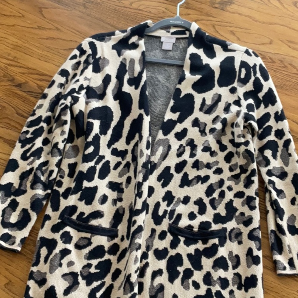 Chicos leopard sweater size 1P. Fits like a 6-8